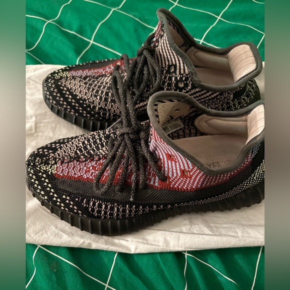 YEEZY BOOST 350 V2 "Yecheil" SNEAKERS - Picture 4 of 9